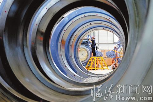 山西運達風(fēng)電設(shè)備 工人對齒輪箱機組進行裝配作業(yè)